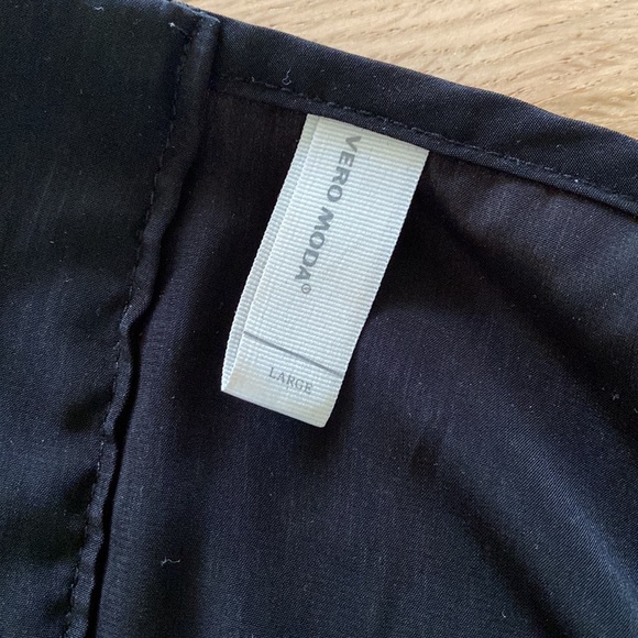 Vero Moda black blouse with cap sleeve and zipper detail - Picture 5 of 5